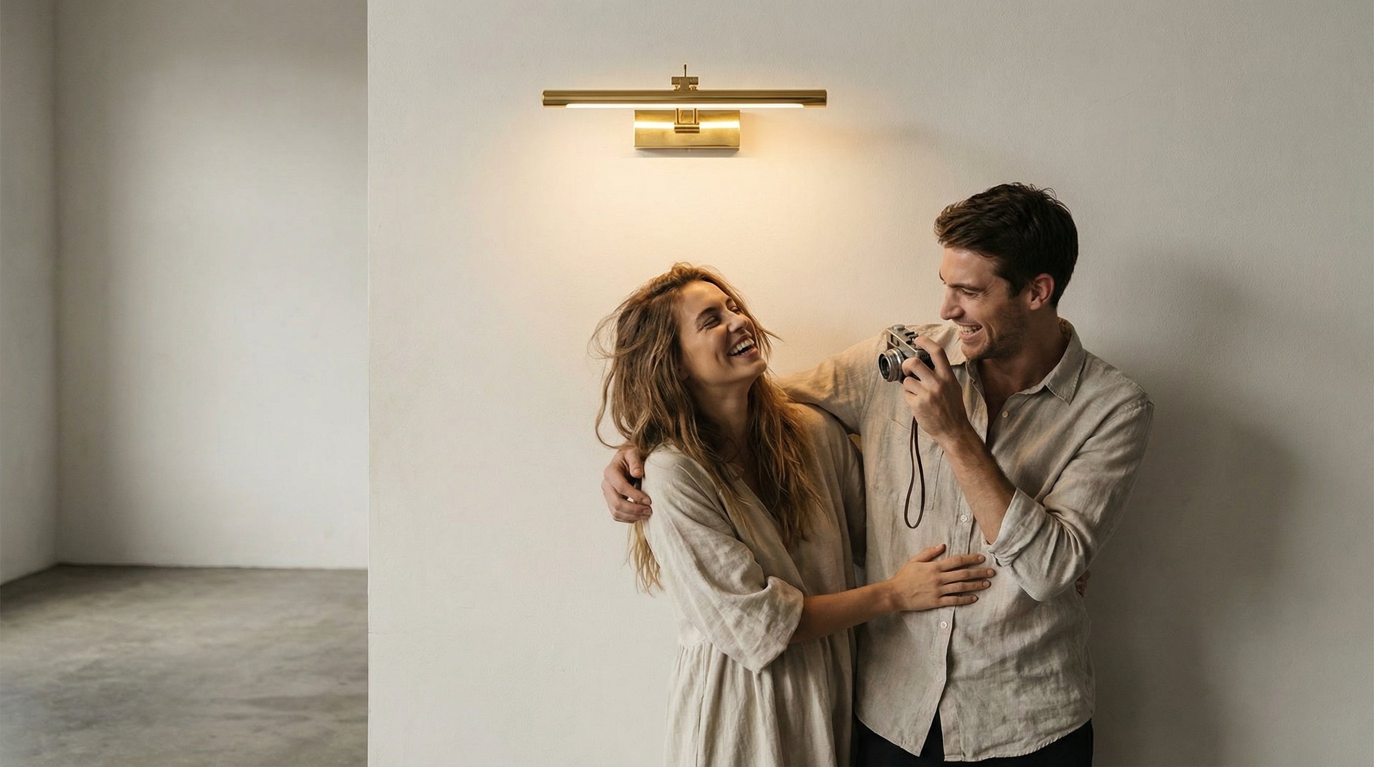 Arandela de Parede LED Linear Rotativa 40cm - Iluminação Moderna para Quadros e Espelhos
