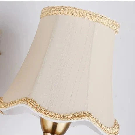 Arandela Tocheiro Dourado Vintage com Cúpula de Tecido – 1 ou 2 Cúpulas