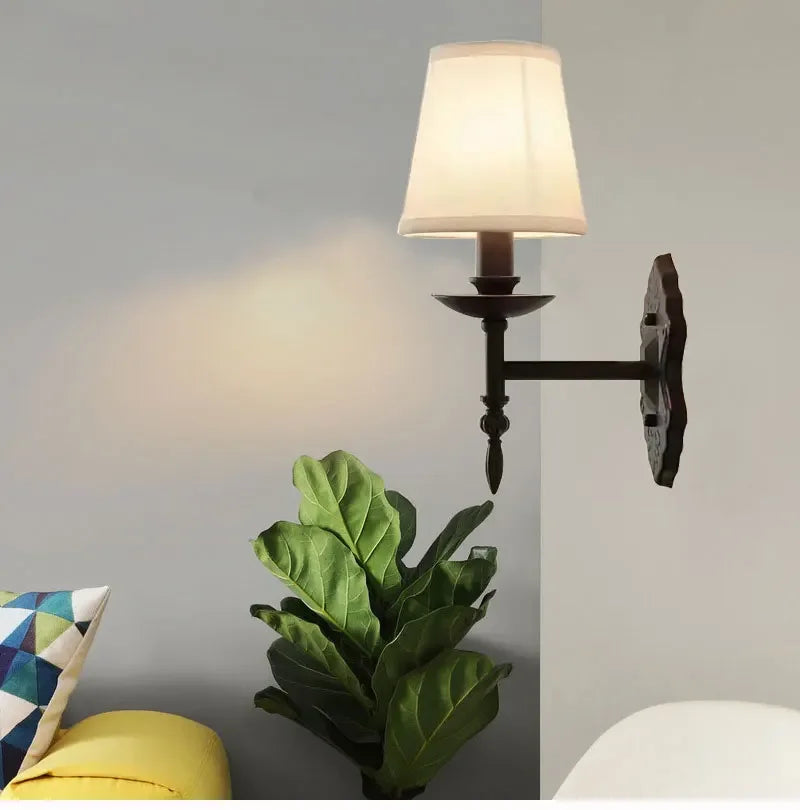 Arandela Tocheiro Preto Vintage com Cúpula de Tecido Branco