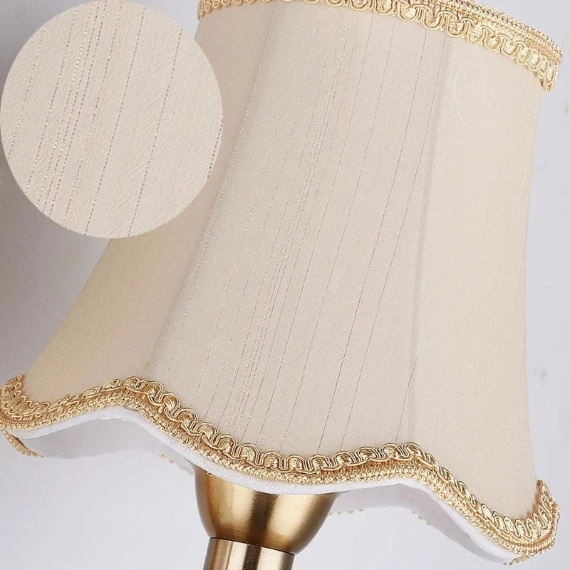Arandela Tocheiro Dourado Vintage com Cúpula de Tecido – 1 ou 2 Cúpulas