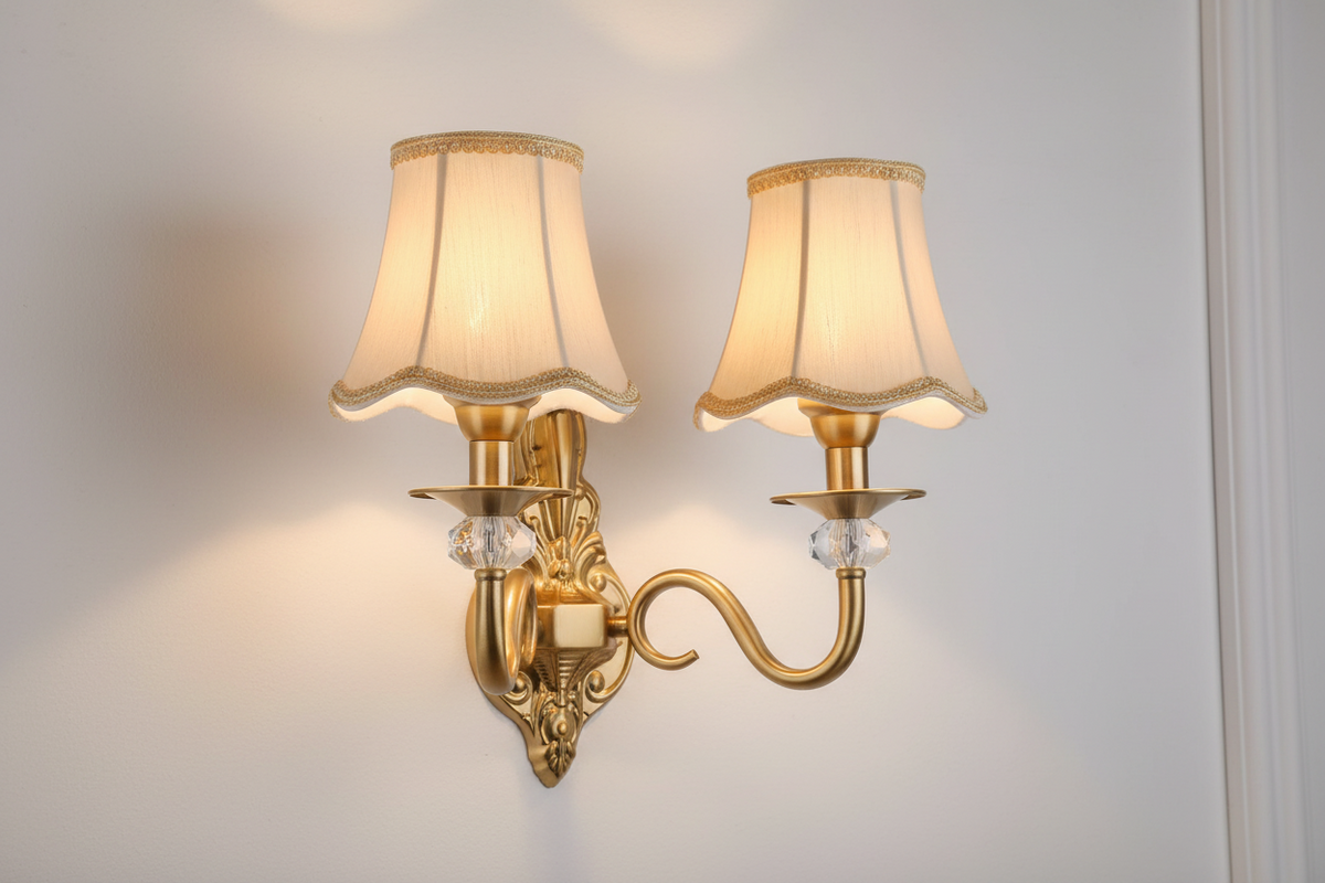 Arandela Tocheiro Dourado Vintage com Cúpula de Tecido – 1 ou 2 Cúpulas
