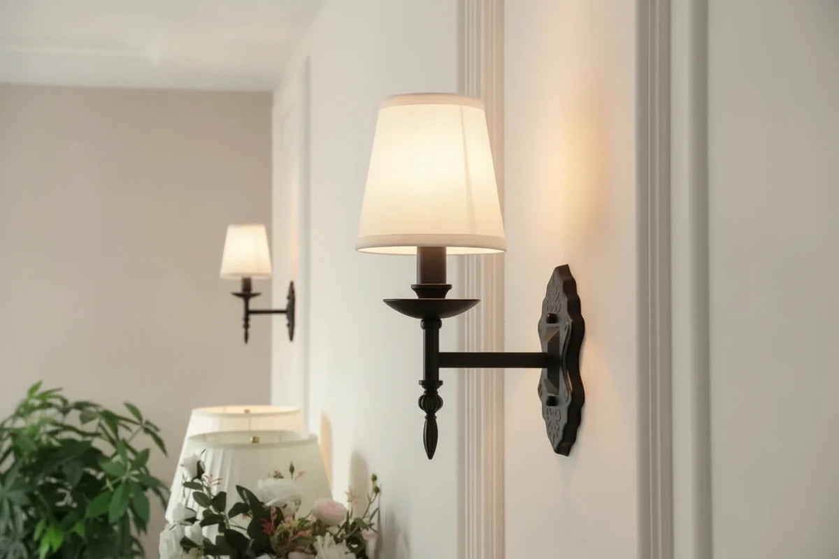 Arandela Tocheiro Preto Vintage com Cúpula de Tecido Branco