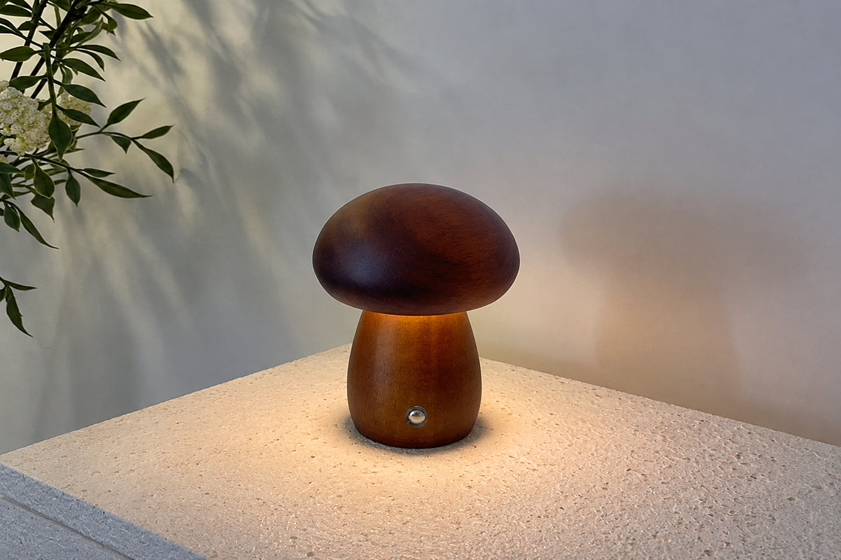 Luminária de Mesa Cogumelo em Madeira – Luz Regulável, Carregamento USB e Design Sofisticado