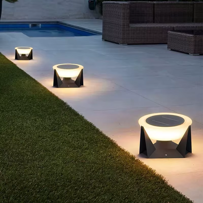 Luminárias Dimond solares iluminando o piso junto ao jardim e à piscina